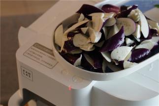 食材出味之后，按提示将茄子下锅。