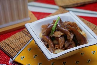 朋友们喜欢可以试一下，要是喜欢辣的可以再配入一点辣椒。对于厨房里的这些个事儿，只有慢慢按家人的品味来调整，菜谱什么得只能做为一个参考。感谢朋友们的围观，喜欢的关注一下哦。