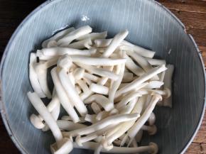 白玉菇摘洗干净备用