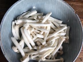 白玉菇摘洗干净备用