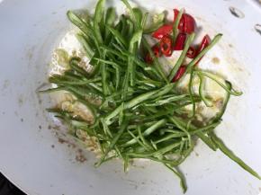 加入青椒丝和小米辣，炒香，加入盐炒均匀