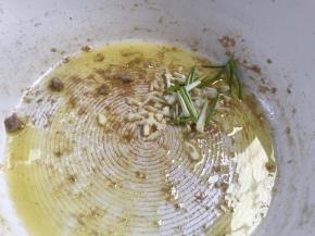 锅留底油，爆香蒜末和葱段