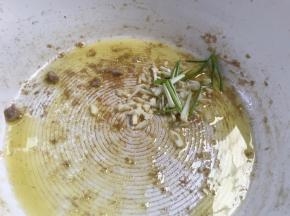 锅留底油，爆香蒜末和葱段