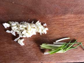 备好蒜末和葱段