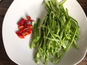 青椒去蒂去籽切丝，小米辣切段备用