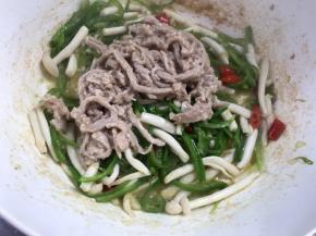 加入肉丝、生抽