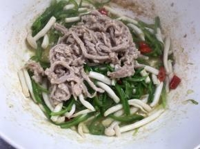 加入肉丝、生抽
