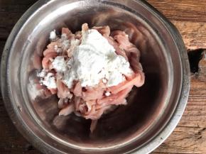 瘦肉洗净切丝，加入料酒和淀粉，抓匀腌制一会