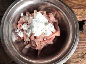 瘦肉洗净切丝，加入料酒和淀粉，抓匀腌制一会
