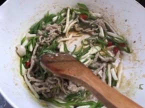 炒匀入味即可