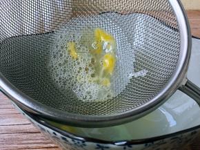 去掉气泡及蛋液中的小块状，蒸出来的蛋羹口感会更细腻滑嫩