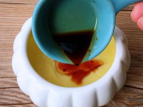 淋入调好的生抽、香油汁