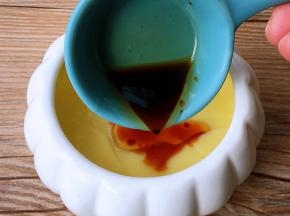 淋入调好的生抽、香油汁