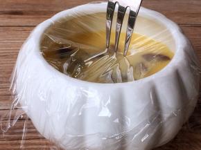 蛋盅覆盖保鲜膜，以免水汽滴进蛋盅内影响口感，用叉子扎几个透气孔，冷水入锅，上汽后蒸十分钟即可关火