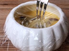 蛋盅覆盖保鲜膜，以免水汽滴进蛋盅内影响口感，用叉子扎几个透气孔，冷水入锅，上汽后蒸十分钟即可关火