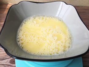 鸡蛋打散，加入温开水搅拌均匀