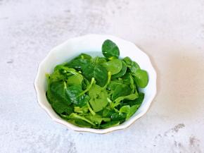 菠菜去根洗干净备用。
