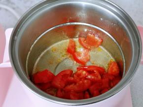 另起油锅，加入切好的番茄翻炒，炒至番茄变软。