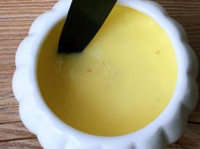 蒸好的蛋羹打花刀