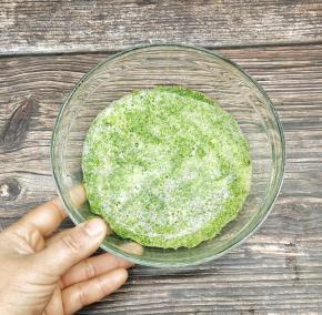 把洗净的芹菜叶放入已经烧开的水中焯水30秒，放入料理机中，加入清水打成汁