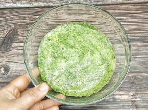 把洗净的芹菜叶放入已经烧开的水中焯水30秒，放入料理机中，加入清水打成汁