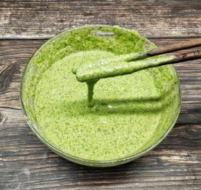 拌好的面糊呈酸奶状，水多一点少一点关系都不大，就是口感一个软一点，一个硬一些