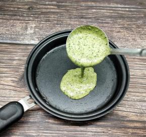 平底锅抹油，倒入一勺面糊