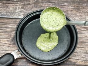 平底锅抹油，倒入一勺面糊