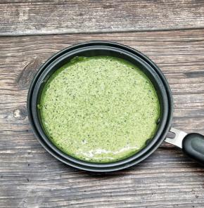 晃动锅子，让它均匀的铺上一层