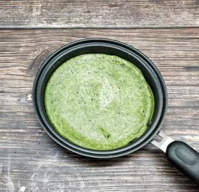 中小火煎至定型，再把它翻面煎个几秒钟即可