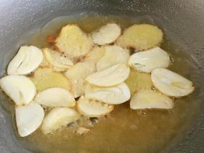 姜蒜片入锅翻炒出香味