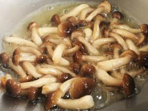 蟹味菇控干水分，入锅炒至微焦捞出