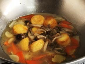 加入豆腐、蟹味菇中火煨制五分钟