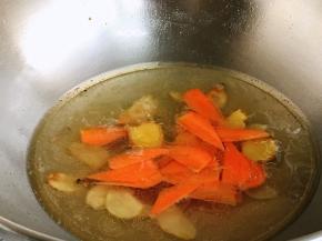 鸡汁用一杯水稀释，加入锅中，加几片胡萝卜增加一点成品的色彩，大火煮开
