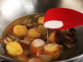 最后淋入少许水淀粉勾一个薄芡，关火出锅