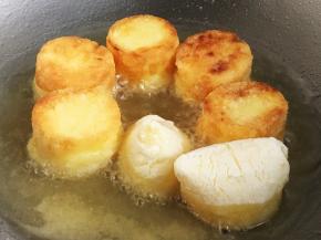 油温八成热，轻轻放入锅中，中小火煎制至两面金黄捞出