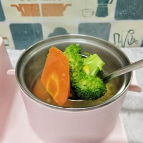 锅里做水烧开，依次下胡萝卜，玉米，西兰花焯水