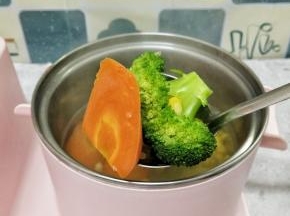 锅里做水烧开，依次下胡萝卜，玉米，西兰花焯水