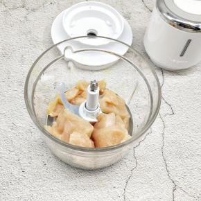 鸡胸肉切成小块，放入绞肉机中