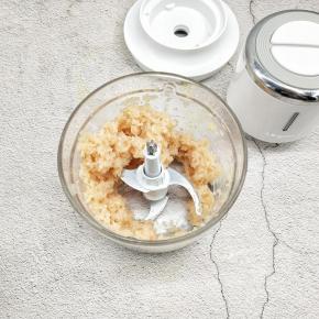 搅拌成泥，取出来放入一个大碗中