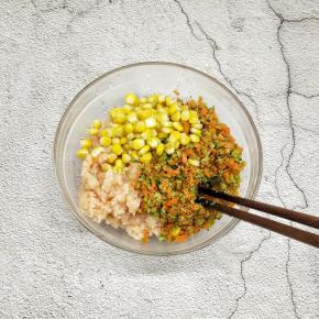 接着把西兰花，还有胡萝卜搅拌成末，和玉米一起放入碗中