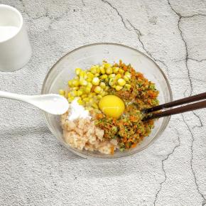 打入鸡蛋，加盐