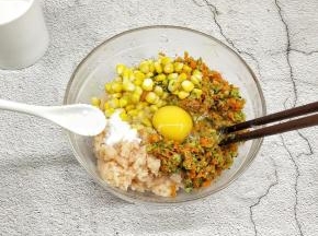 打入鸡蛋，加盐