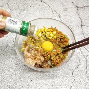 胡椒粉调味，拌匀