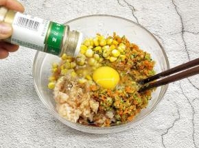 胡椒粉调味，拌匀