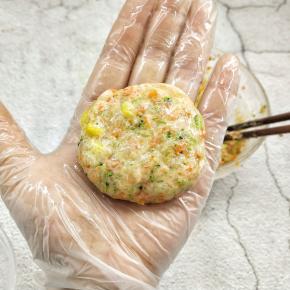 手带一次性手套，抹少许的油防粘，取一团放在掌心，将其压成饼状