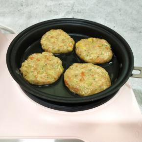 平底锅倒少许的油，放入做好的小饼，小火煎至微黄，喜欢外壳硬一点的就煎至金黄