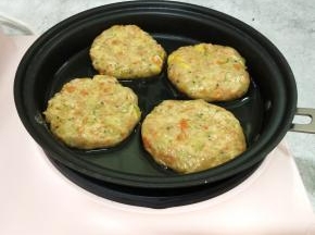 平底锅倒少许的油，放入做好的小饼，小火煎至微黄，喜欢外壳硬一点的就煎至金黄