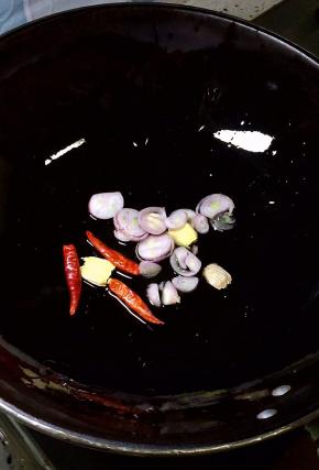 另用锅倒油烧热，放入毛葱和生姜片、干红辣椒爆香