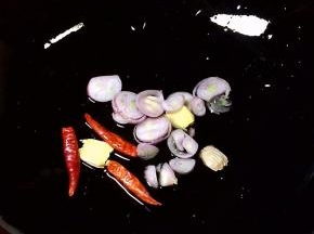 另用锅倒油烧热，放入毛葱和生姜片、干红辣椒爆香